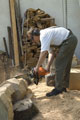 Click to see it big Ich mit Kettensäge, Impression aus dem Atelier
